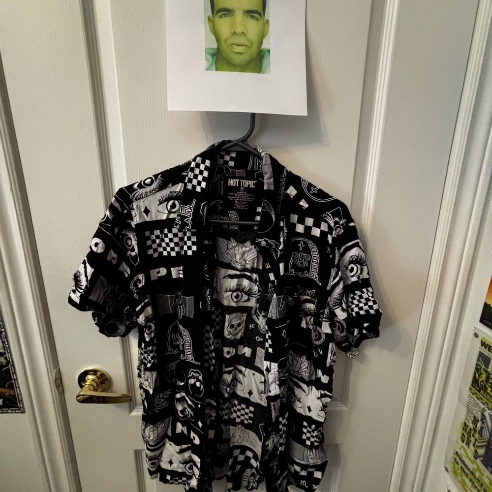 Hot Topic Black and White Casual Button Down Shirt